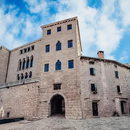Castel Apartment *